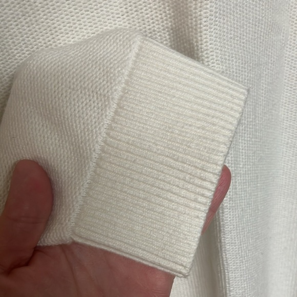 Abercrombie & Fitch size M White Long Sleeve Crewneck Soft and Stretchy Sweater - Picture 4 of 8